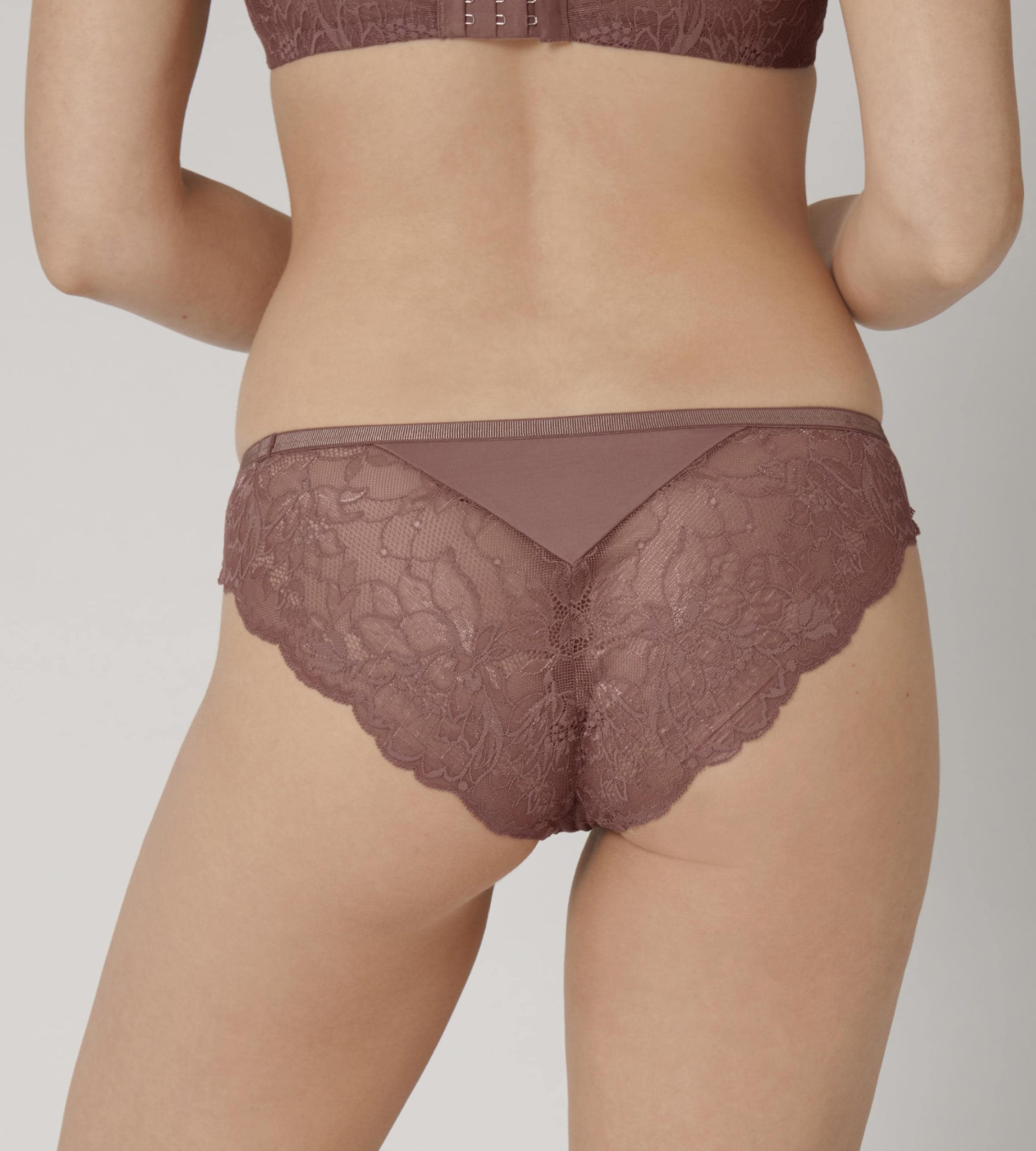 triumph-kelnaites-brazilian-seksualios-neriniuotos -j